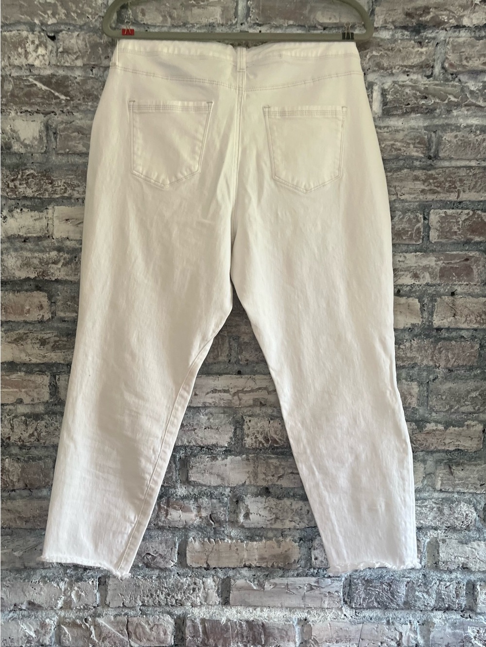 Bandolino Lisbeth Curvy Crop Floral Embroidery White Jeans in excellent like new - Picture 11 of 12